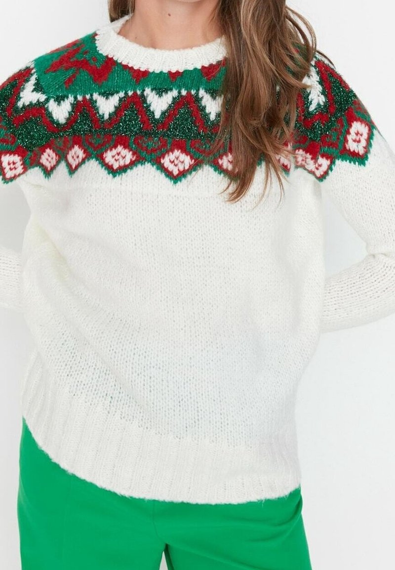 Weißer Strickpullover mit einem mehrfarbigen Muster im oberen Bereich in Grün, Rot und Weiß. Hat einen runden Halsausschnitt und einen gerippten Saum.