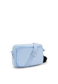 Borsa a tracolla azzurro chiaro realizzata in tessuto, con chiusura con zip, tracolla regolabile e dettaglio in pompon di pelliccia nera. Forma rettangolare.