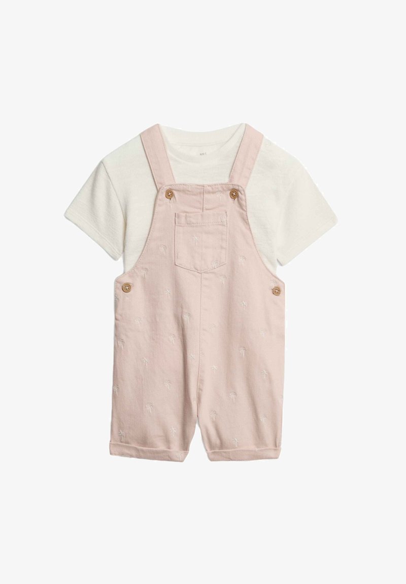 Helle rosa Latzhose mit kurzen Beinen, verziert mit Palmenstickerei und Holzknöpfen, kombiniert mit einem weißen T-Shirt mit kurzen Ärmeln darunter.