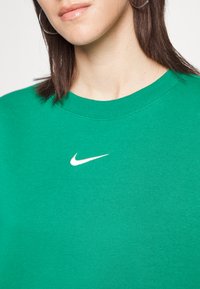 Nike Sportswear CREW - Camisola - malachite/sail