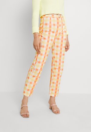 Pantaloni a vita alta in tessuto leggero a scacchi arancioni e gialli, con una silhouette dritta e chiusura con zip.
