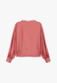 Bluzka w kolorze petal pink z długim rękawem, ozdobiona falbaną przy dekolcie, z teksturowanej tkaniny i z zapięciem na guziki przy mankietach. Proste cięcie, z minimalistycznym wzorem z tyłu.