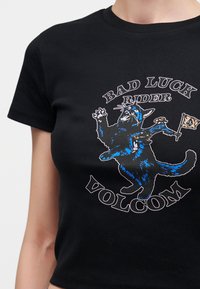 Μαύρο cropped t-shirt με γραφικό ενός μπλε και μαύρου γάτου που κρατάει μια σημαία και το κείμενο "Bad Luck Rider Volcom."
