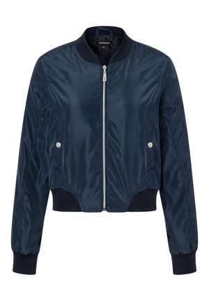 Marineblå bomberjakke med lynlås foran, ribbet krave, manchetter og kant samt to sidelommer med trykknapper.