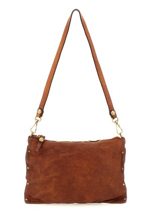 Borsa a spalla in pelle marrone con dettagli in metallo dorato, chiusura con cerniera e tracolla singola regolabile.