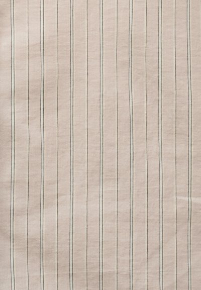 Ανοιχτό μπεζ ύφασμα με ομοιόμορφα διατεταγμένες λεπτές κάθετες μαύρες και λευκές ρίγες και διακριτή υφή.