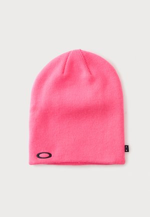 Bonnet en tricot rose vif avec petit logo ovale noir près du bord inférieur sur un fond clair uni.