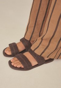 Next FOREVER COMFORT BAND  - Pantofle - chocolate brown