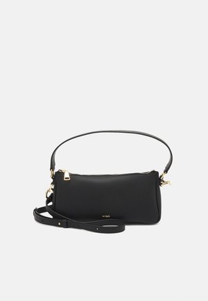 Borsa a spalla nera realizzata in materiale liscio, con chiusura a zip, tracolla regolabile e accenti in metallo dorato.