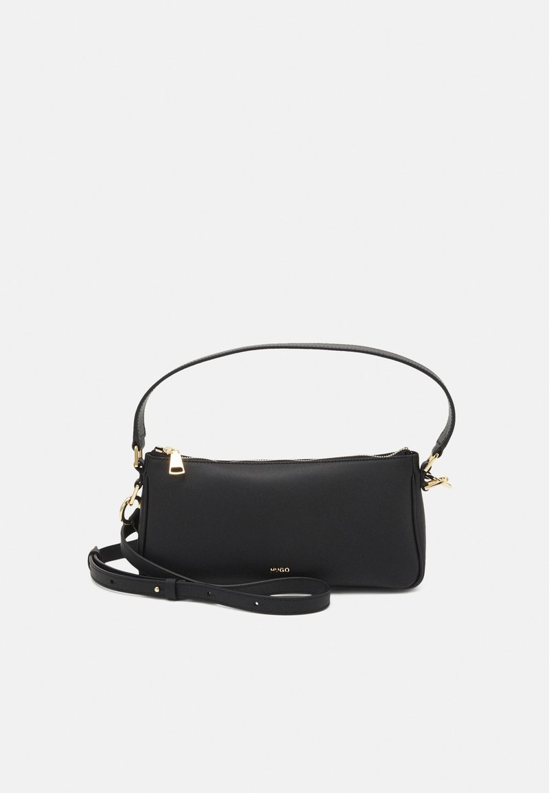 Bolso negro de hombro hecho de material suave, con cierre de cremallera, correa ajustable y detalles en tono dorado.