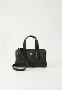 Bolso de mano de cuero negro con textura, asas superiores, correa larga desmontable y logotipo plateado "HUGO" en el frente, sobre un fondo blanco liso.