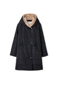 Černý polstrovaný kabát s kapucí, vybavený umělým kožichem. Má zapínání na knoflíky, stahovací pas a boční kapsy.