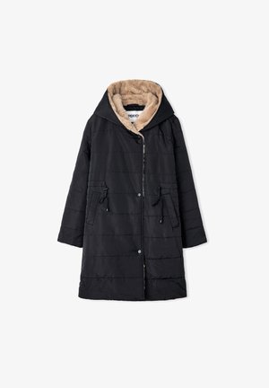 Zwarte gewatteerde jas met een capuchon, voorzien van een nepbont voering. Hij heeft een knoopsluiting, een koord in de taille en zijzakken.