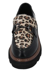Zapato negro de piel de tipo deslizable que presenta un panel de pelo sintético con estampado de leopardo, un acento de metal y una gruesa suela de goma negra.