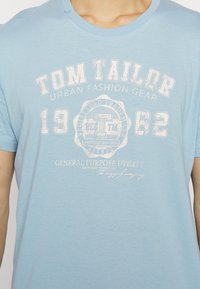 TOM TAILOR LOGO TEE - T-shirt estampada - calm cloud blue