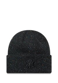 Zwarte beanie met een geribbelde textuur en kleurrijke spikkels. Heeft een omgeslagen rand met een reliëflogo aan de voorkant.