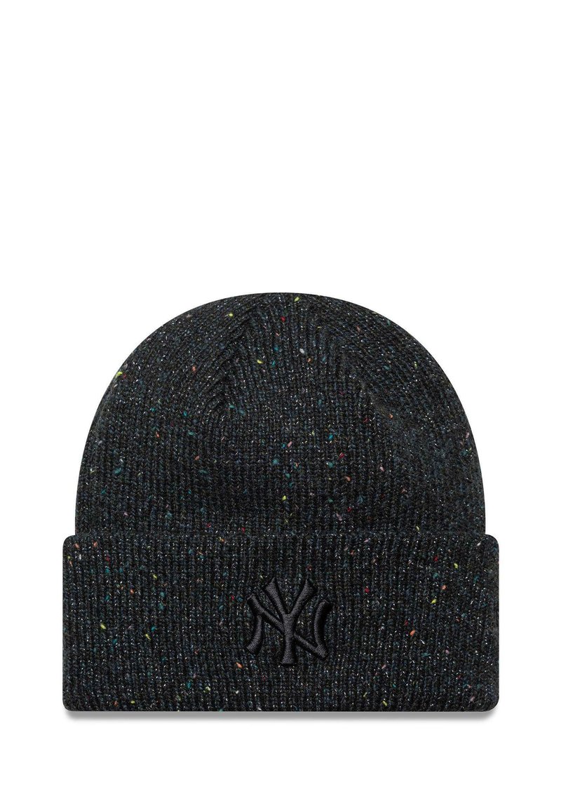 Zwarte beanie met een geribbelde textuur en kleurrijke spikkels. Heeft een omgeslagen rand met een reliëflogo aan de voorkant.