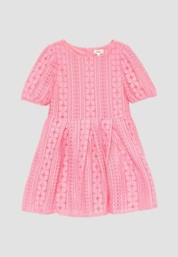 Robe rose avec de courtes manches bouffantes, présentant un motif texturé ressemblant à de la dentelle, une jupe plissée et un col rond.
