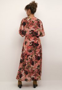 Kvetinové maxi šaty v ružových, červených a zelených odtieňoch. Ľahké, s krátkymi kimono rukávmi a elastickým pásom. Plynulé, vrstvené látky.