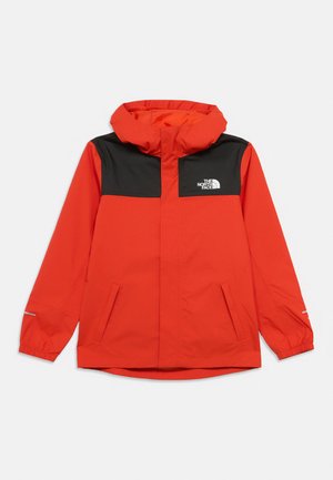 Punane ja must kapuutsiga välisjope esitaskutega ja The North Face'i logoga rinnal, valgel taustal.