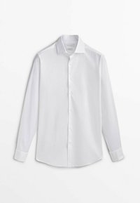 Witte lange mouwen knoopshirt met een klassieke kraag, voorzien van een effen textuur en een gebogen zoomlijn. De knopen zijn wit en onopvallend.