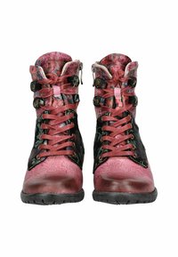 Botas de tobillo con cordones en un diseño de cuero rosa y negro, textura con relieve de flores y acentos metálicos; con lengüeta alta y suela gruesa.