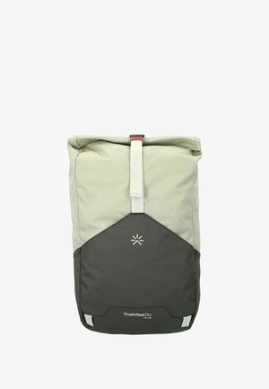 Mochila enrollable en color beige y gris oscuro con una correa frontal y la marca "Tropicfeel Go 14-24" sobre un fondo blanco.
