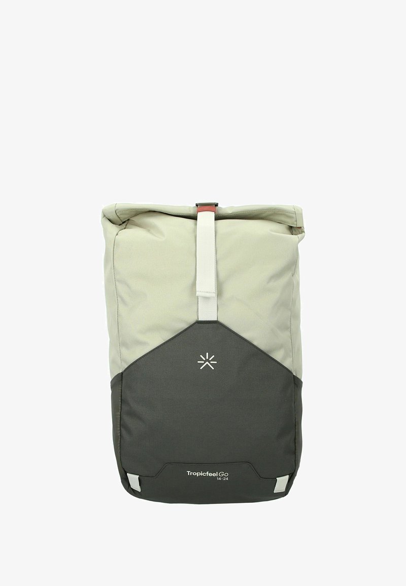 Zaino a roll-top beige e grigio scuro con cinturino frontale e branding "Tropicfeel Go 14-24" su sfondo bianco.