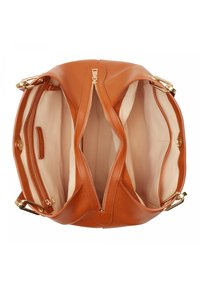 Sac à main en cuir marron avec trois compartiments principaux, une section centrale zippée, une doublure intérieure beige et des boucles en métal doré.