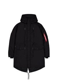 Parka negra aislada con cuello alto, cordones, dos bolsillos frontales y una etiqueta en la manga lateral con letras rojas. Textura suave.