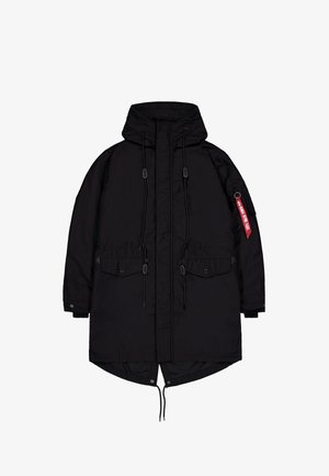 Schwarze isolierte Parkajacke mit hohem Kragen, Kordelzügen, zwei vorderen Taschen und einem seitlichen Ärmelschild mit roter Schrift. Glatte Textur.