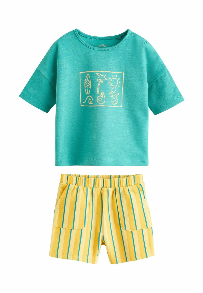 Turquoise katoenen t-shirt met een wit grafisch ontwerp en korte mouwen, gecombineerd met gele gestreepte shorts met twee voorkantzakken.