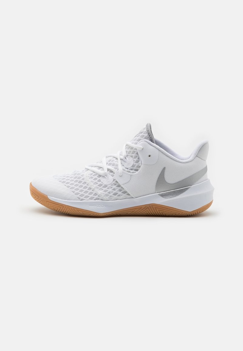 Baskets blanches de sport avec dessus en mesh, logo Nike gris, lacets blancs et semelle en gomme, vues de côté sur fond blanc.