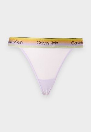 Lilla truse med g-streng, med et gult til lilla gradient midjebånd med gjentatte svarte "Calvin Klein"-logoer.