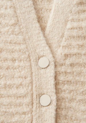 Cardigan lavorato a maglia beige con tessuto testurizzato, design a V e due bottoni chiari. Materiale morbido e peloso con cuciture visibili.