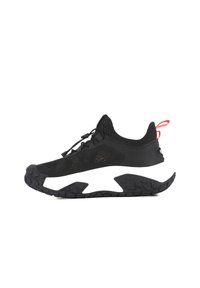 Chaussure de sport noire en mesh et matériau synthétique. Dotée d'une semelle extérieure texturée et d'un design angulaire distinctif avec une touche de rouge.