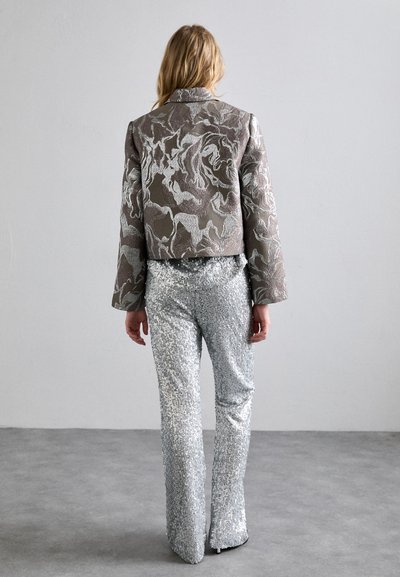 Stine Goya BOXY STRAIGHT JACKET - Blazer - silver/taupe