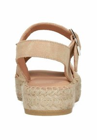 Nude espadrille sandaal met een zachte stoffen bovenkant, gevlochten jute middenzool en een gladde synthetische buitenzool. Voorzien van een verstelbare enkelband.