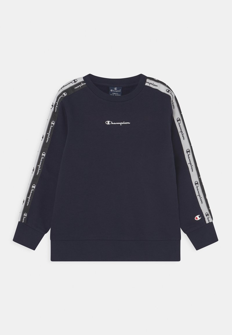 Sweat-shirt bleu marine avec des bandes de logo Champion blanches et noires sur les manches, script Champion blanc sur la poitrine, et petit logo sur le poignet gauche.