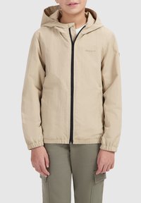 Beige lichtgewicht jack met een capuchon, volledige voorkant rits, elastische manchetten en zoom, ontworpen met een gladde textuur en minimale branding.