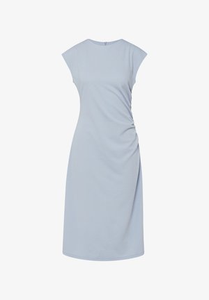 Lichtblauwe mouwloze midi-jurk met zijsprising en ritssluiting aan de achterkant, gemaakt van gladde stof.