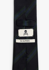 Corbata azul marino con franjas diagonales verdes y azules, que presenta un lazo cosido y dos etiquetas blancas, una con una calavera y huesos cruzados y otra con "SCALPERS."