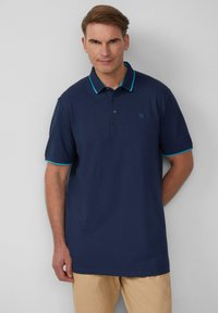 Marineblaues Poloshirt mit türkisfarbigen Kragen- und Ärmeldetails. Aus atmungsaktivem Material gefertigt, mit einem Drei-Knopf-Verschluss und Logo auf der Brust.