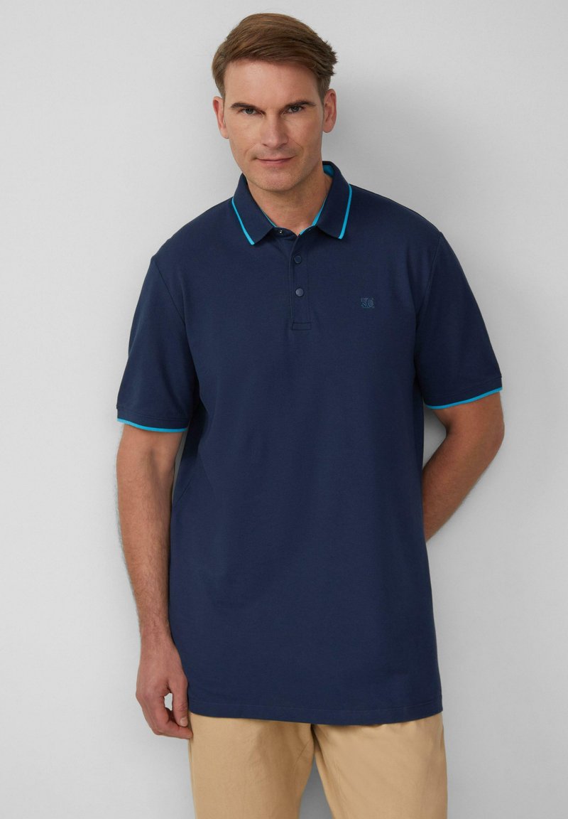 Marineblaues Poloshirt mit türkisfarbigen Kragen- und Ärmeldetails. Aus atmungsaktivem Material gefertigt, mit einem Drei-Knopf-Verschluss und Logo auf der Brust.