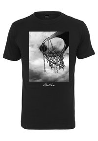Sort t-shirt med et grafisk print af et basketballkurv mod en skyet baggrund, med teksten "Ballin'" i hvid skråskrift nedenfor.