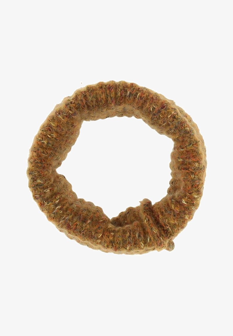 Chouchou en laine tricotée marron avec une texture duveteuse et un aspect texturé, présenté sur un fond blanc.