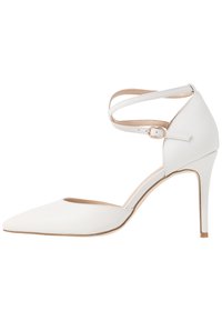 Chaussure à talon haut blanche avec un bout pointu, une bride de cheville et une finition en cuir texturé. Présente un design élégant et un talon aiguille fin.