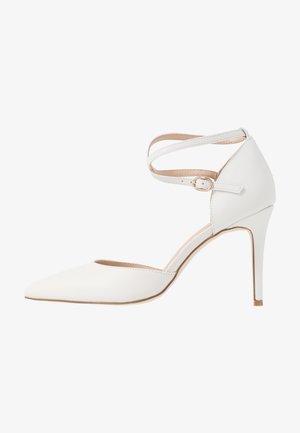 Baltos aukštakulnės bateliai su smailiu pirštu, kulkšnies dirželiu ir tekstūruota odos apdaila. Išsiskiria elegantišku dizainu ir plonu stiletto kulnu.