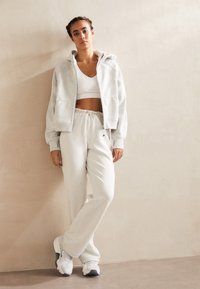 lululemon ENVITAL B/C CUP - Vidēja atbalsta sporta krūšturis - white