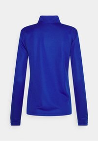 Chemise bleue à manches longues avec un col montant vue de dos, tissu lisse et poignets ajustés.